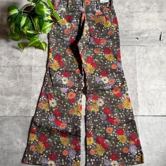 Denim - Wrangler Bloom Wanderer flare Jeans high rise size 28" nwt